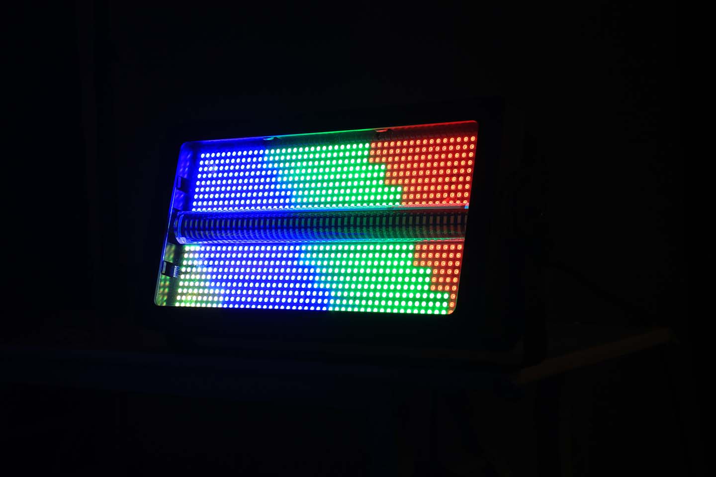شريط إضاءة ستروب مُقسّم بالألوان الكاملة 250 واط | 960 مصباح LED، 16 مقطعًا، DMX512 – للمسرح والفعاليات