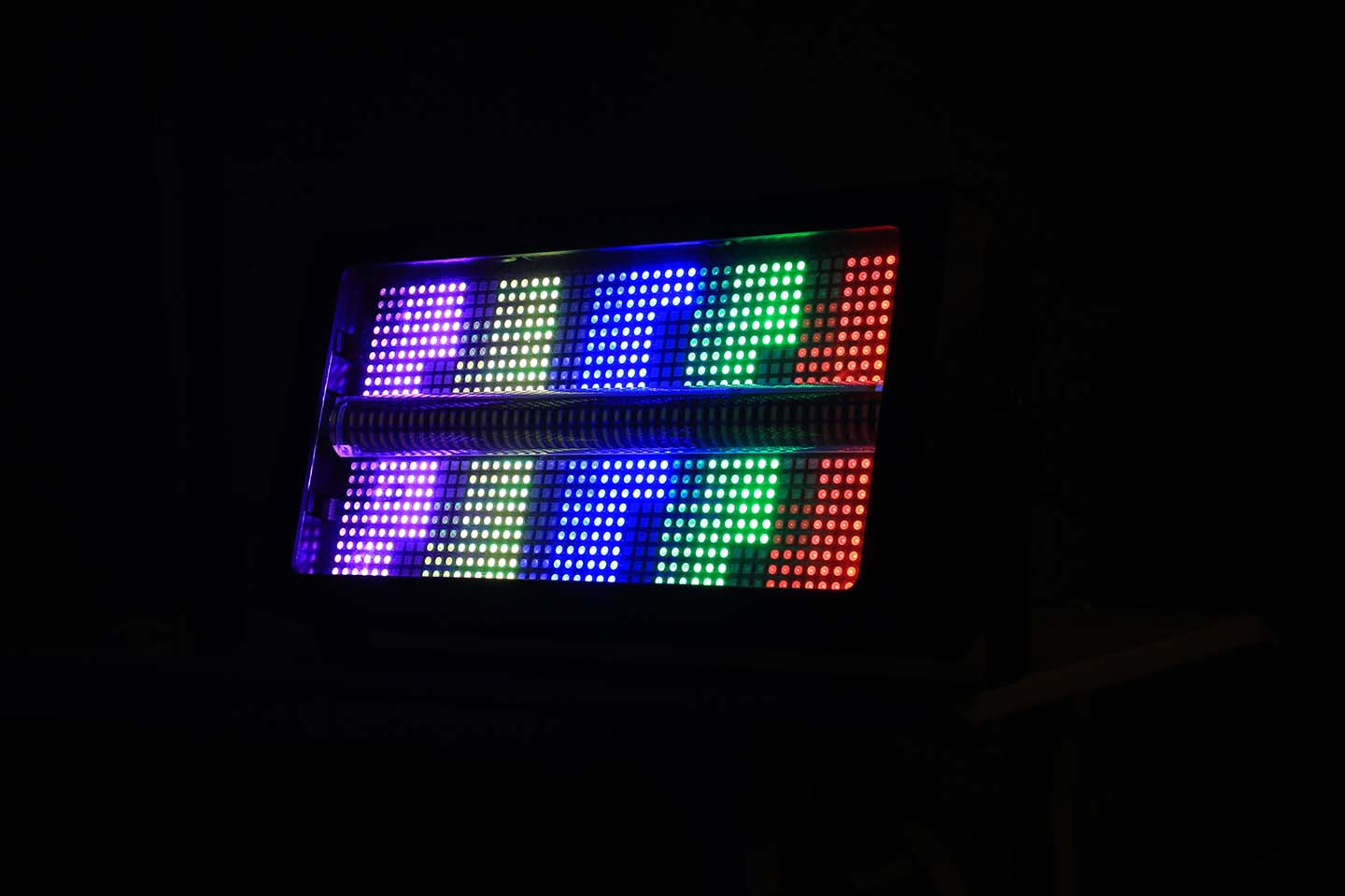 شريط إضاءة ستروب مُقسّم بالألوان الكاملة 250 واط | 960 مصباح LED، 16 مقطعًا، DMX512 – للمسرح والفعاليات