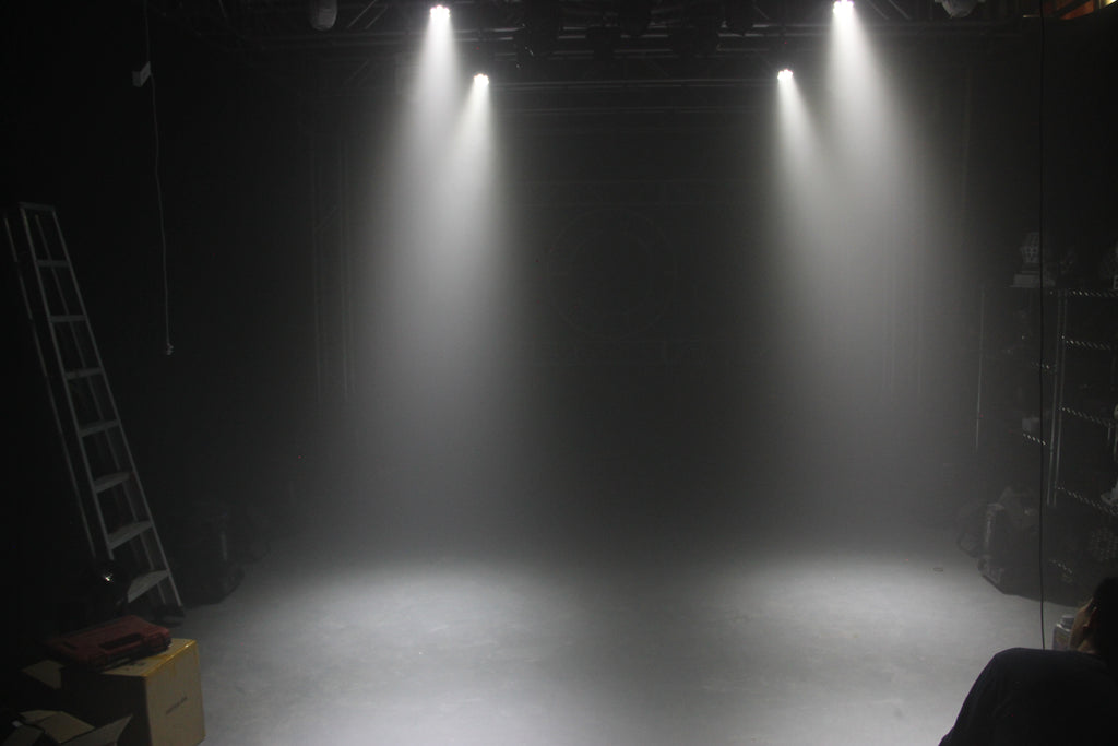 ضوء أمامي متحرك بـ 7 عيون RGBW | 80 واط، 4 في 1 LED، DMX512 – إضاءة المسرح والحانات