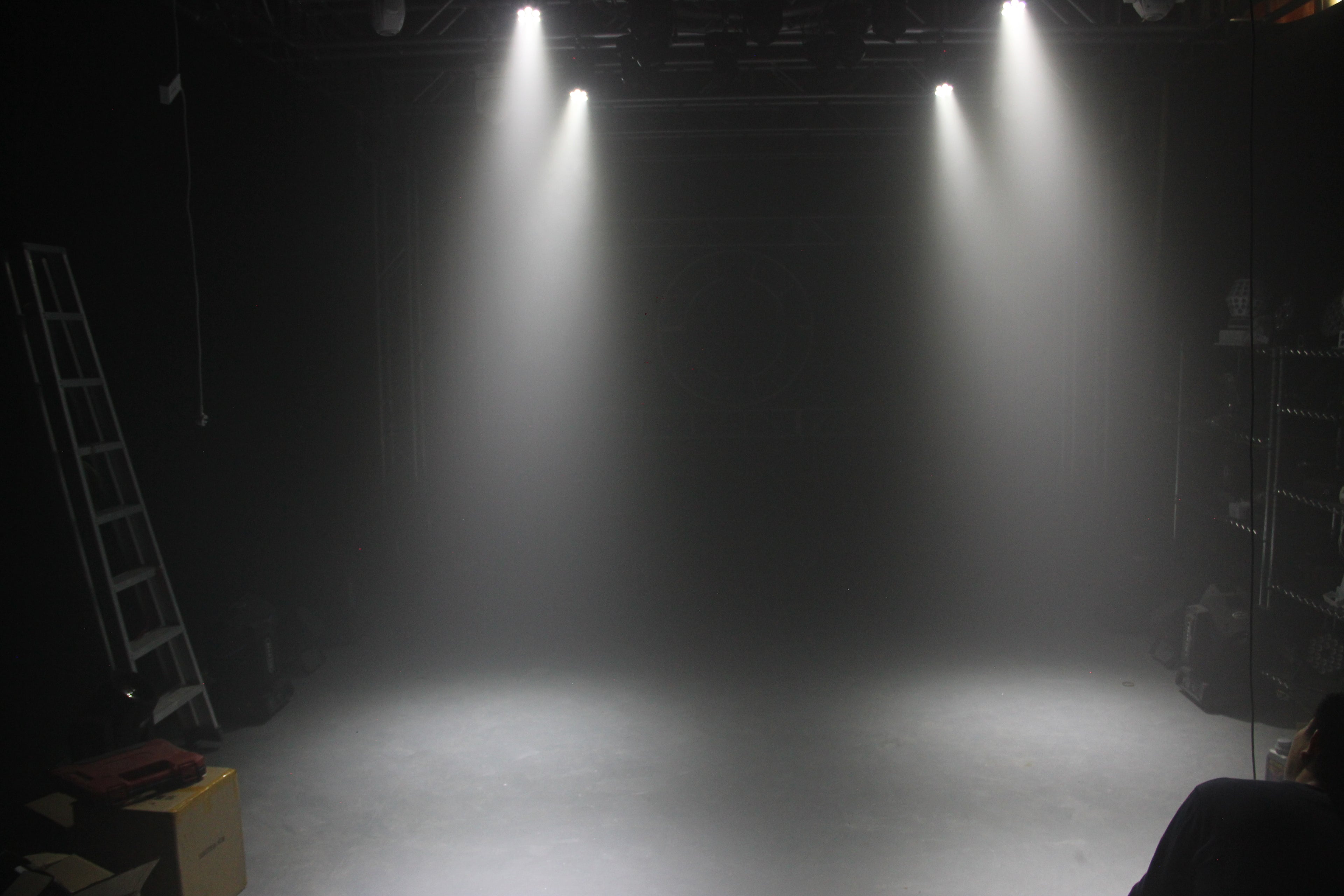 ضوء أمامي متحرك بـ 7 عيون RGBW | 80 واط، 4 في 1 LED، DMX512 – إضاءة المسرح والحانات